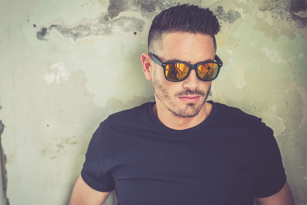 Unisex zonnebril met spiegelende oranje lenzen!